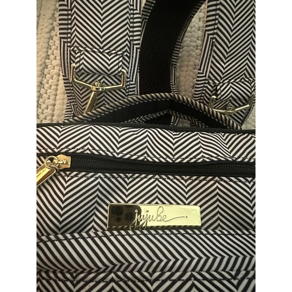 Jujube Diaper Backpack/Shoulder bag. Gender Neural/Black&White